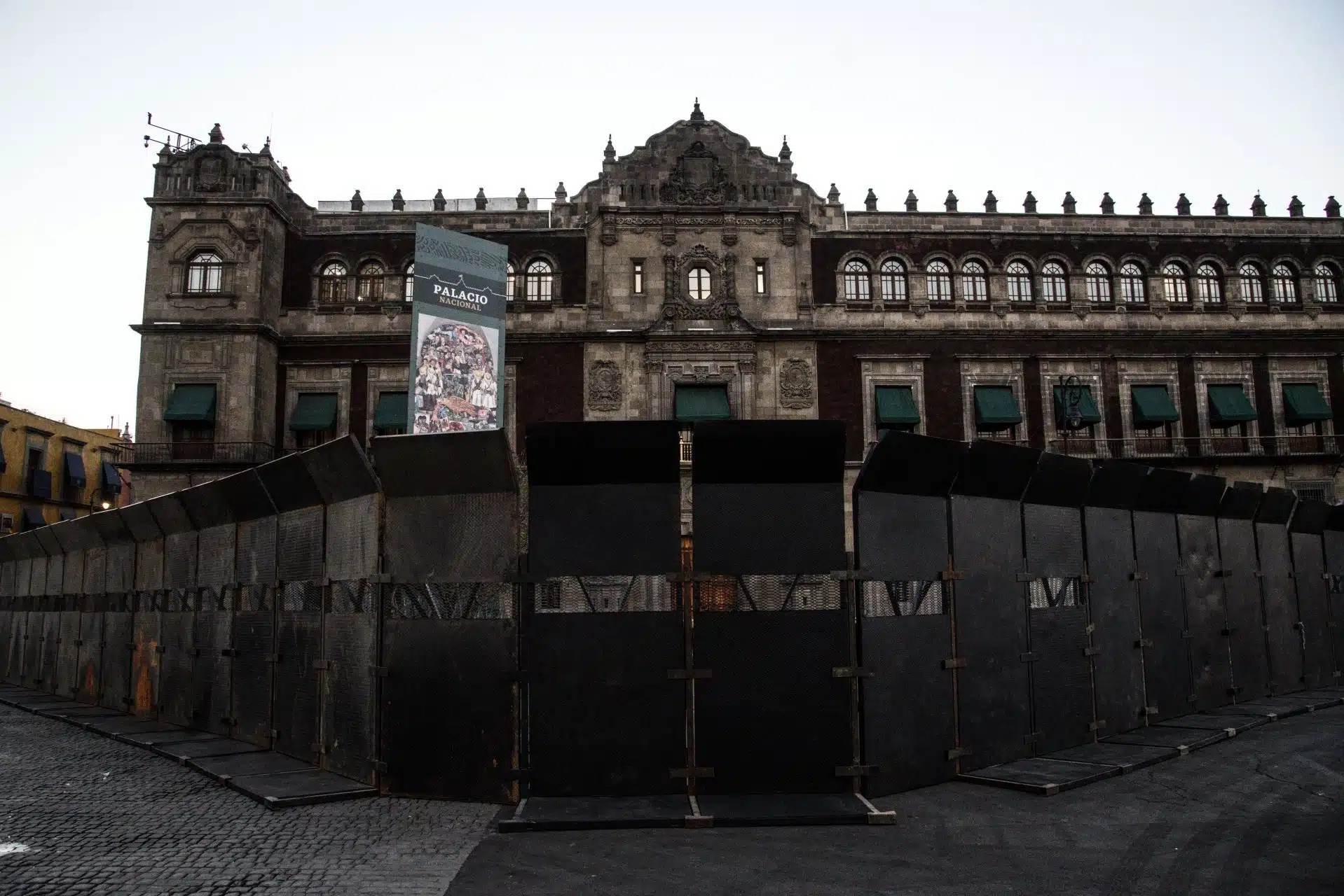 AMLO Defiende el Uso de Barreras en Palacio Nacional Ante Protestas por Ayotzinapa